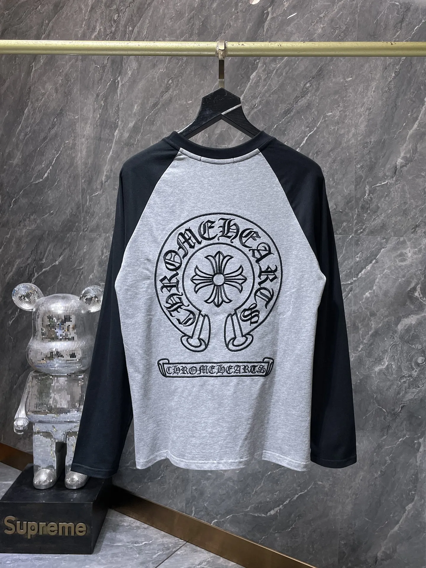 P176 Chrome Hearts 🍁Long T Series🍁 High-weight, environmentally friendly and high-quality top-quality fabrics Chrome Sanskrit embroidered letters black and gray color-blocking raglan long-sleeved T. Counter synchronization 1:1 replica version Recommended color: black and gray color-blocking Size: S, M, L, XL